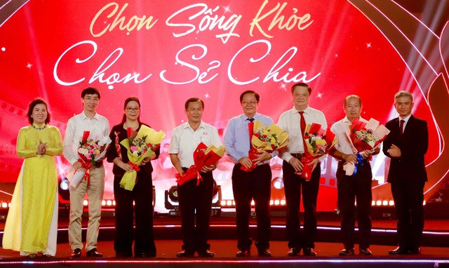 Lãnh đạo Bệnh viện Đa khoa Quốc tế S.I.S Cần Thơ tặng hoa cho các lãnh đạo UBND các tỉnh, thành khu vực D9BSCL và TP Hồ Chí Minh.