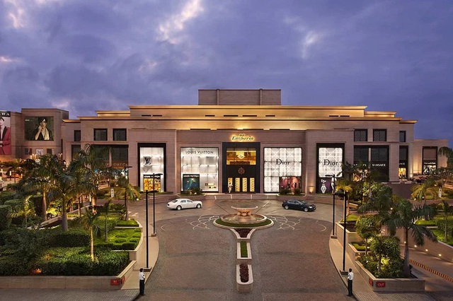 Nhà thời trang Ý Valentino đã mở cửa hàng đầu tiên ở Ấn Độ tại Trung tâm thương mại DLF Emporio.