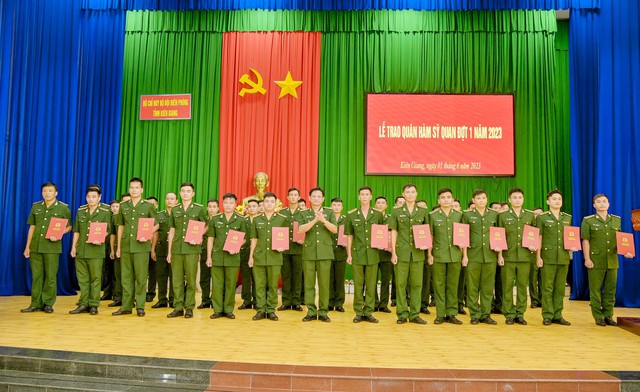 Đảng ủy BĐBP tỉnh Kiên Giang trao quân hàm sĩ quan năm 2023 - Ảnh 1.