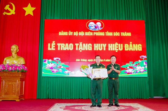 Đại tá Nguyễn Trìu Mến - Bí thư Đảng ủy, Chính ủy BĐBP tỉnh trao quyết định trao tặng huy hiệu 30 năm tuổi Đảng cho Đại tá Lê Hồng Hà.