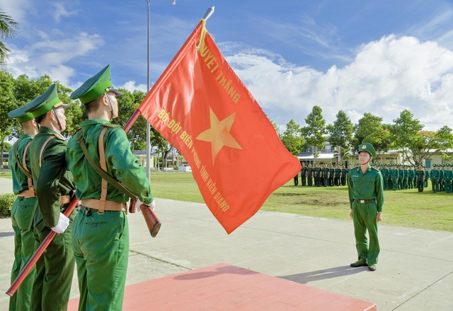 Binh nhì Trần Văn Đầy, tuyên thệ 10 lời thề danh dự của quân nhân trước quân kỳ quyết thắng của lực lượng Bộ đội Biên phòng tỉnh Kiên Giang.