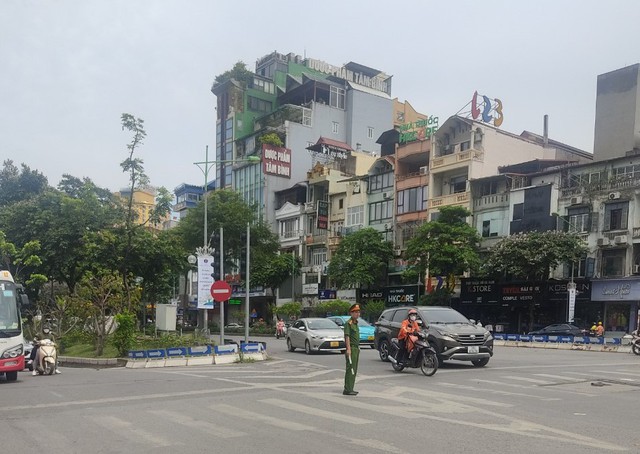 Đôi CSGT-TT Công an quân Ba Đình: Giữ vững trât tư an toan giao thông trên địa bàn - Ảnh 1.