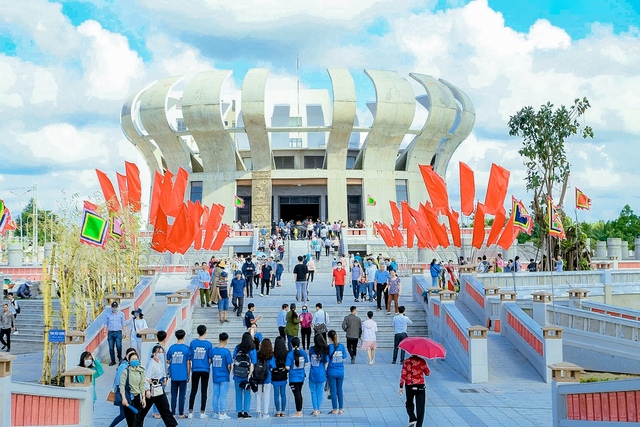 Đền thờ Vua Hùng TP Cần Thơ lễ Giỗ Tổ Hùng Vương và nghỉ lễ 30/4-1/5, đón trên 294.000 lượt khách đến tham quan.