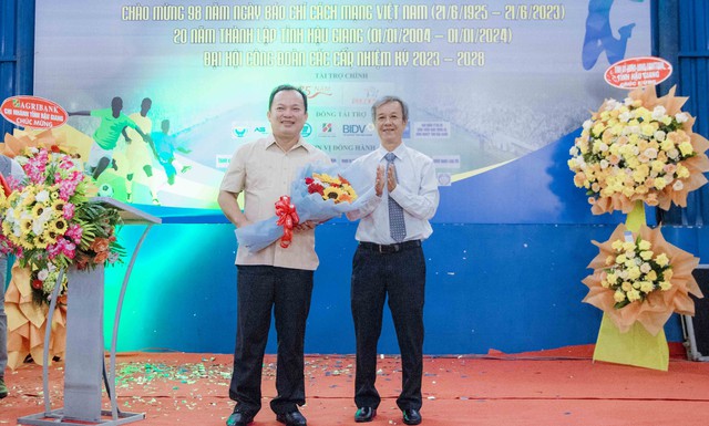 Ông Nguyễn Tấn Phúc, Tổng Biên tập Báo Hậu Giang tặng hoa cám ơn lãnh đạo UBND tỉnh.