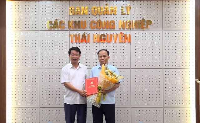 Công bố quyết định chuẩn y Bí thư Đảng ủy các KCN Thái Nguyên - Ảnh 1.