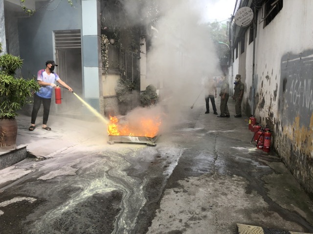 Phường Xuân Phương thực tập phương án chữa cháy và cứu nạn, cứu hộ tại “Tổ liên gia an toàn PCCC” - Ảnh 6.