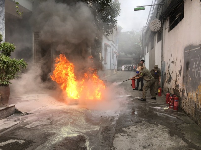 Phường Xuân Phương thực tập phương án chữa cháy và cứu nạn, cứu hộ tại “Tổ liên gia an toàn PCCC” - Ảnh 4.