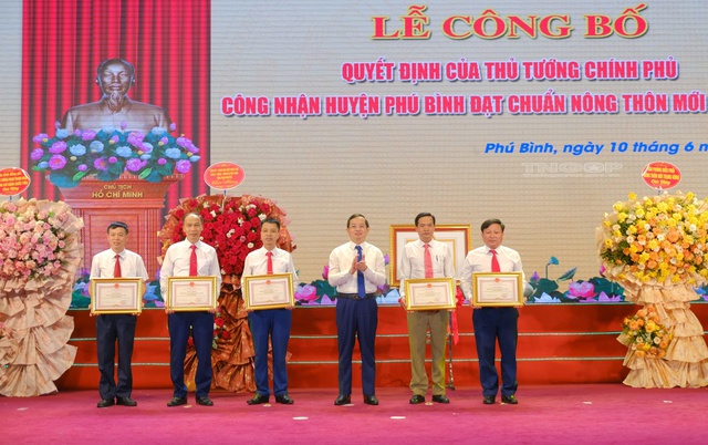 Lễ công bố huyện Phú Bình đạt chuẩn nông thôn mới năm 2022 - Ảnh 4.