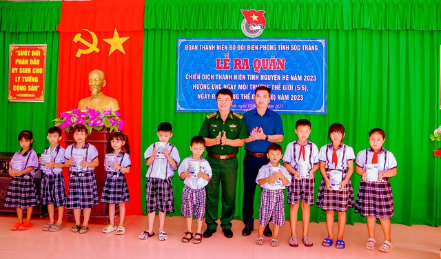 Lãnh đạo Bộ chỉ huy BĐBP tỉnh và UBND xã Trung Bình tặng sữa cho các em học sinh nghèo trên địa bàn khu vực biên giới biển huyện Trần Đề.