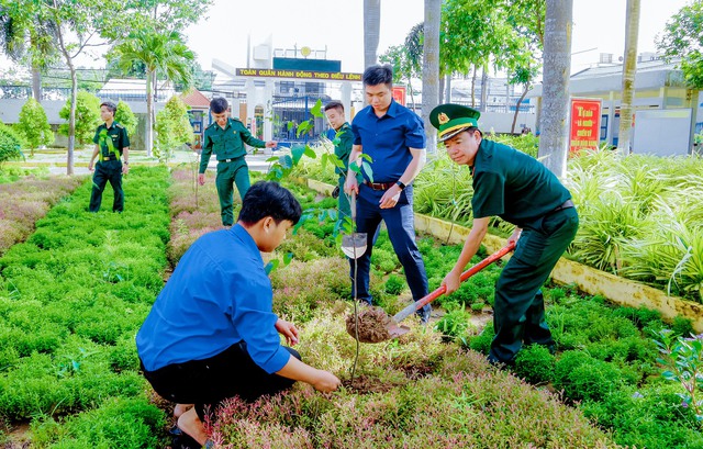 Lãnh đạo BĐBP tỉnh và địa phương tham gia hoạt động trồng cây tại đồn Biên Phòng Trung Bình.