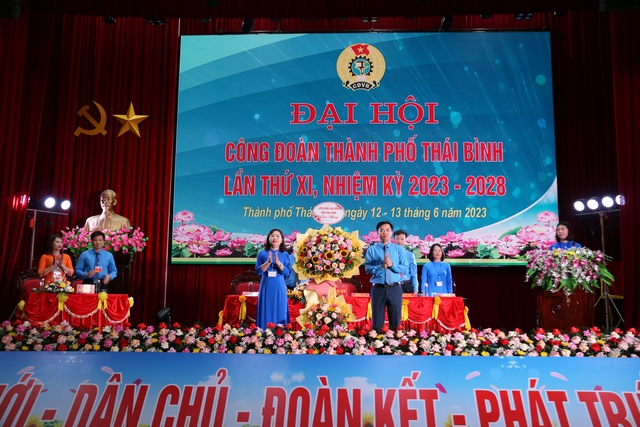 Chủ tịch LĐLĐ tỉnh Thái Bình: Bùi Xuân Vinh tặng hoa chúc mừng Đại hội Công đoàn thành phố lần thứ XI. Ảnh Bá Mạnh