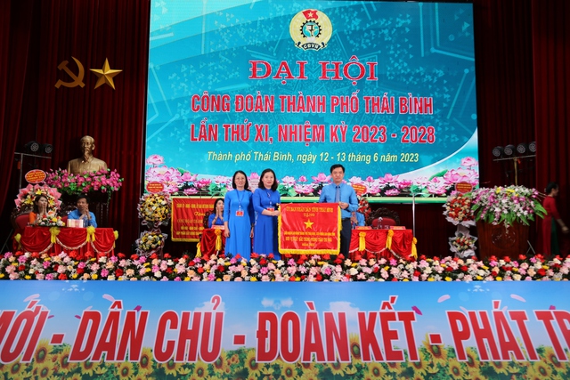 Chủ tịch LĐLĐ tỉnh Thái Bình Bùi Xuân Vinh trao cờ thi đua của UBND tỉnh Thái Bình cho lãnh đạo Công đoàn thành phố tại Đại hội. Ảnh Bá Mạnh