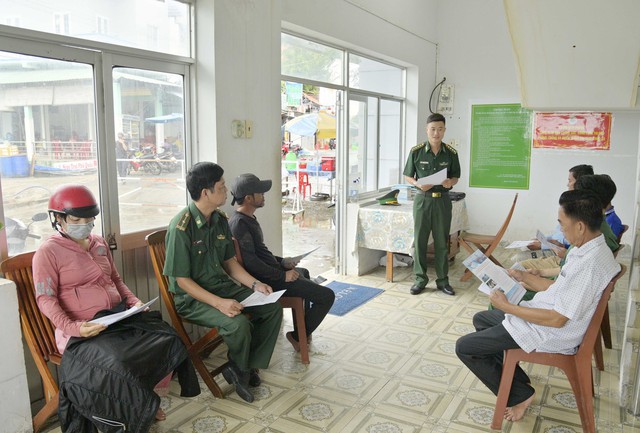 Cán bộ, chiến sĩ trạm kiểm soát BP Hàm Ninh, triển khai công việc về tham gia bảo vệ an ninh trật tự khu vực biên giới biển.