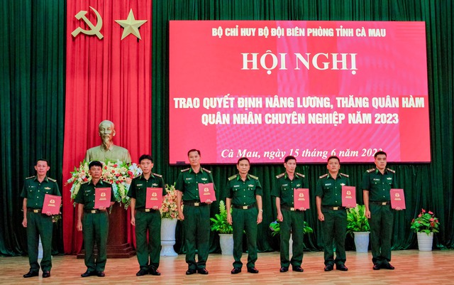 Đại tá Nguyễn Quang Hà, Phó Chính ủy BĐBP tỉnh trao quyết định thăng quân hàm từ Thiếu tá lên Trung tá cho các quân nhân.