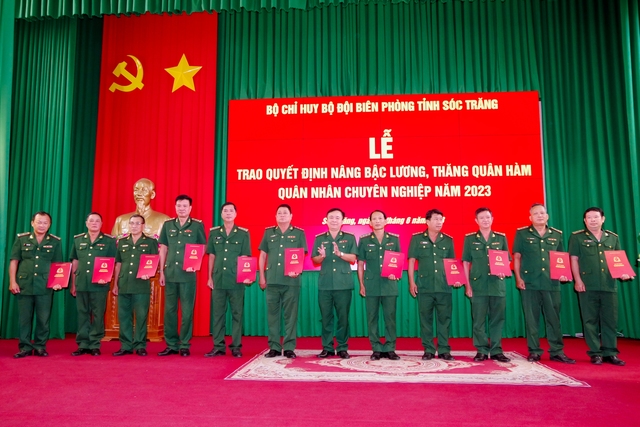 Đại tá Nguyễn Trìu Mến, Chính ủy BĐBP tỉnh trao quyết định nâng phần trăm phụ cấp thâm niên vượt khung cho các đồng chí QNCN.