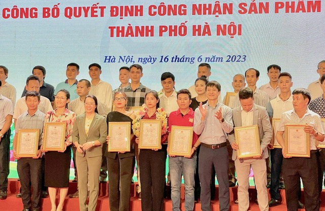 Hà Nội: Trao giấy chứng nhận cho 518 sản phẩm OCOP năm 2022 - Ảnh 1.