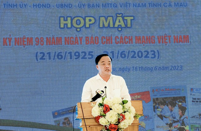 Ông Huỳnh Quốc Việt - Ủy viên dự khuyết BCH Trung ương Đảng, Chủ tịch UBND tỉnh Cà Mau phát biểu tại buổi họp mặt.