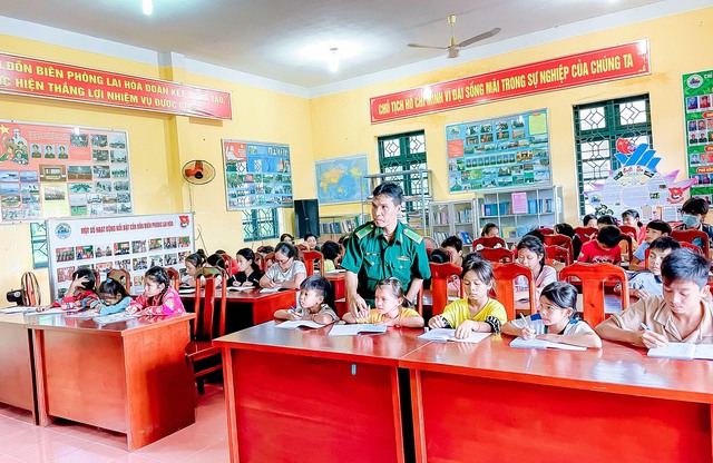 Cán bộ đồn Biên phòng Lai Hòa trực tiếp giảng dạy cho các em học sinh.