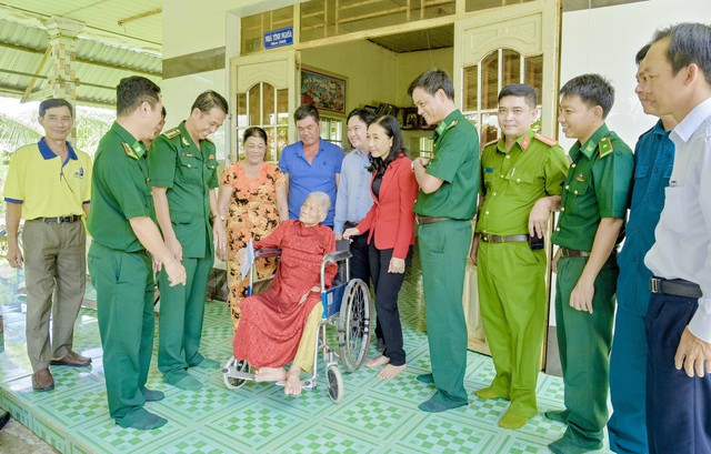 Đồn BP Tây Yên thăm, tặng quà cho Mẹ Việt Nam Anh hùng do đơn vị phụng dưỡng.