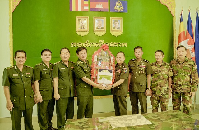 Đại tá Võ Văn Sử, Tỉnh ủy viên, Chỉ huy trưởng BĐBP Kiên Giang, thăm, tặng quà Cục Biên phòng - Bộ tư lệnh Lục quân Hoàng gia Campuchia.