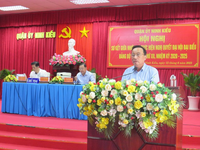 Ông Nguyễn Tiền Phong – Bí thư Quận uỷ Ninh Kiều, trình bày các giải pháp để hoàn thành vượt tất cả các chỉ tiêu nghị quyết vào cuối nhiệm kỳ