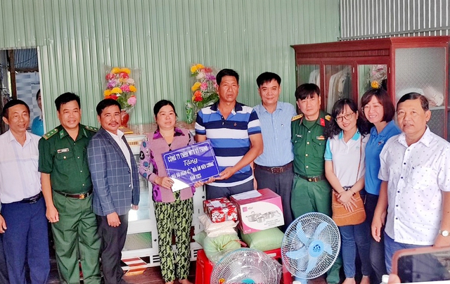 Các đơn vị trao tặng &quot;Mái ấm biên cương&quot; cho hộ phụ nữ nghèo xã Phú Hội, huyện An Phú, tỉnh An Giang.