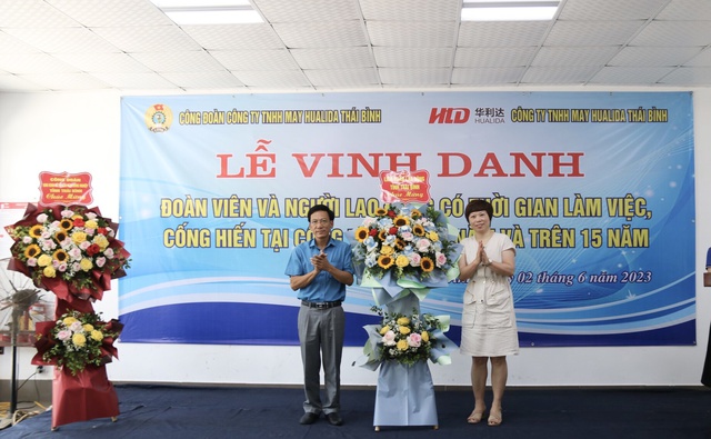 Thái Bình: Công đoàn cùng Doanh nghiệp vinh danh, trao quà cho hơn 730 người lao động - Ảnh 1.