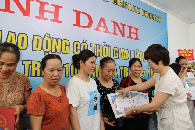 Thái Bình: Công đoàn cùng Doanh nghiệp vinh danh, trao quà cho hơn 730 người lao động - Ảnh 2.