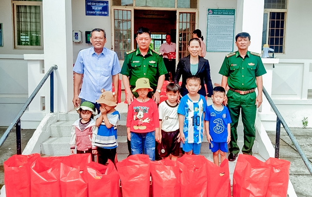 Cán bộ Đồn Biên phòng Lạc Quới tặng quà cho học sinh nghèo xã Lạc Quới, huyện Tri Tôn nhân Ngày Quốc tế thiếu nhi 1/6.