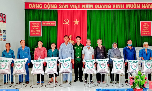 Đại diện Đồn Biên phòng Nhơn Hội tặng quà cho người già neo đơn, có hoàn cảnh khó khăn xã Nhơn Hội, huyện An Phú.