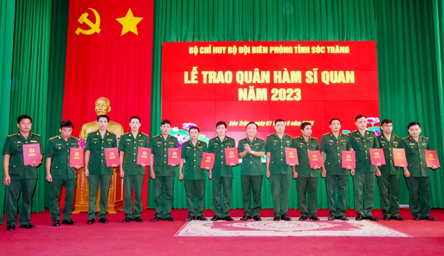 Đại tá Nguyễn Trìu Mến - Bí thư Đảng ủy, Chính ủy BĐBP tỉnh trao quyết định thăng quân hàm cho các đồng chí sĩ quan.