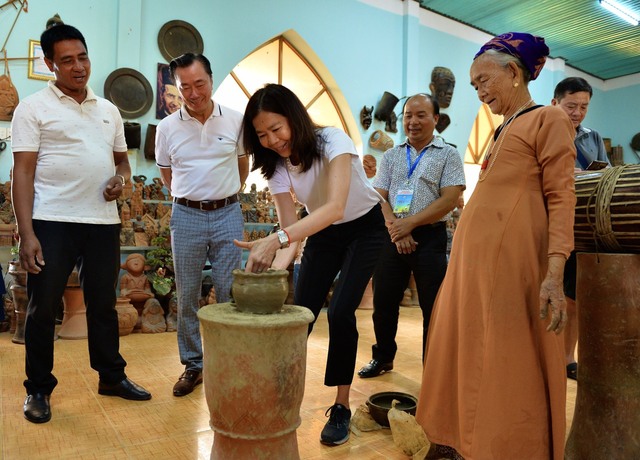 Du khách rất thích thú với trải nghiệm làm gốm Chăm Bàu Trúc tại trung tâm thị trấn Pước Dân, huyện Ninh Phước