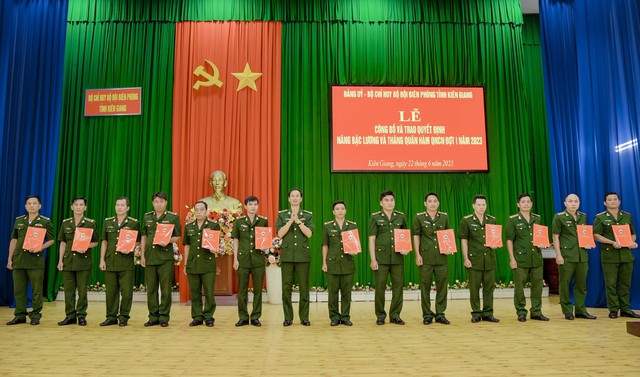 Đại tá Hoàng Minh Dẫn - Phó Chỉ huy trưởng, Tham mưu trưởng BĐBP tỉnh Kiên Giang trao quyết định cho các quân nhân chuyên nghiệp.