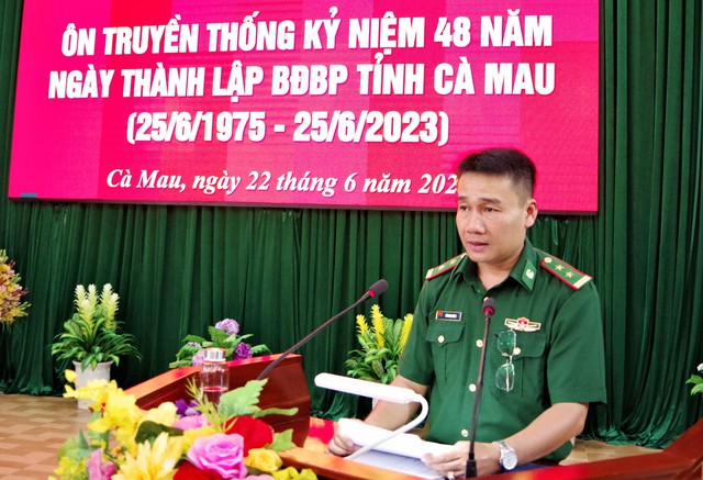 Trung tá Võ Minh Đương, Phó Chủ nhiệm Chính trị BĐBP tỉnh phát biểu ôn truyền thống cho cán bộ, chiến sĩ đơn vị.