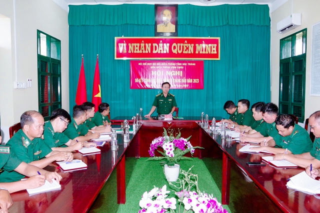 Đại tá Nguyễn Trìu Mến - Tỉnh ủy viên, Bí thư Đảng ủy, Chính ủy Bộ đội Biên phòng phát biểu chỉ đạo hội nghị.