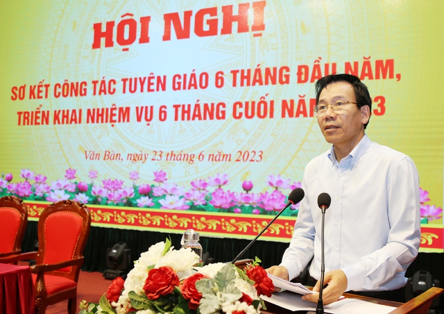 Đồng chí Dương Đức Huy - Ủy viên Ban Thường vụ, Trưởng Ban Tuyên giáo Tỉnh ủy Lào Cai báo cáo tại Hội nghị.
