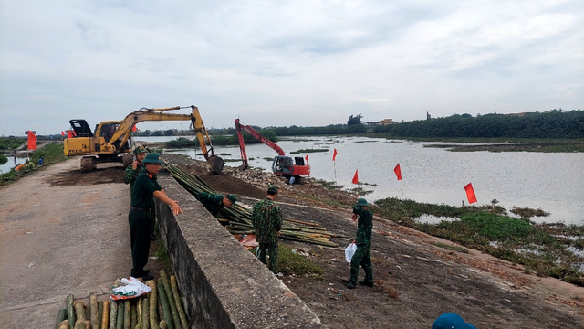 Thái Bình: Gấp rút xử lý sạt lở đê biển số 6 tại xã Đông Minh - Tiền Hải - Ảnh 1.