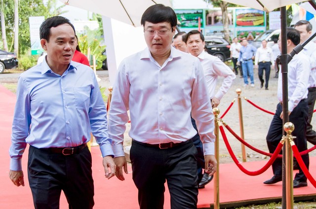 Phó Thủ tướng Chính phủ Trần Lưu Quang dự lễ khởi công công trình đường bộ cao tốc Cao Lãnh - An Hữu (giai đoạn 1) tại điểm cầu Đồng Tháp.