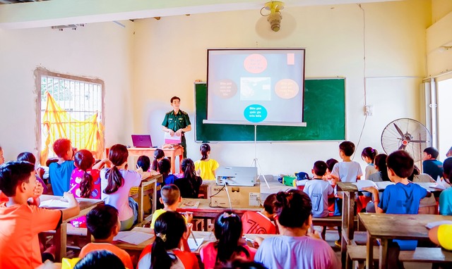 Cán bộ Đồn Biên phòng Lai Hòa, BĐBP Sóc Trăng tuyên truyền về chủ quyền lãnh thổ, an ninh biên giới quốc gia cho các em học sinh tại chùa Tham Chu, xã Vĩnh Tân, thị xã Vĩnh Châu.