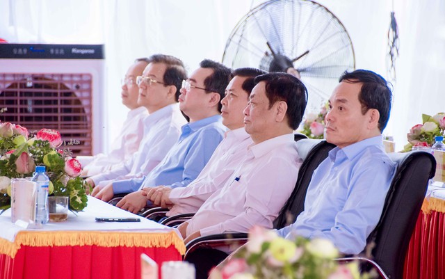 Phó Thủ tướng Chính phủ Trần Lưu Quang cùng lãnh đạo các Bộ, ngành trung ương tham dự lễ khởi công công trình đường bộ cao tốc Cao Lãnh - An Hữu (giai đoạn 1) tại điểm cầu Đồng Tháp.