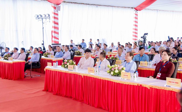 Các đại biểu tham dự lễ khởi công công trình đường bộ cao tốc Cao Lãnh - An Hữu (giai đoạn 1).
