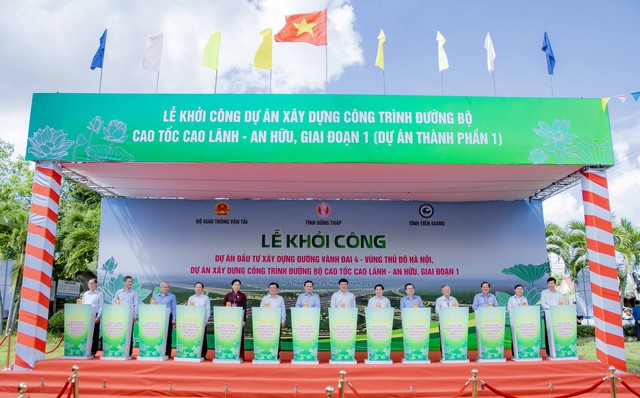 Phó Thủ tướng Chính phủ Trần Lưu Quang cùng lãnh đạo các Bộ, ngành trung ương bấm nút khởi công xây dựng công trình đường bộ cao tốc Cao Lãnh - An Hữu (giai đoạn 1) tại điểm cầu Đồng Tháp.