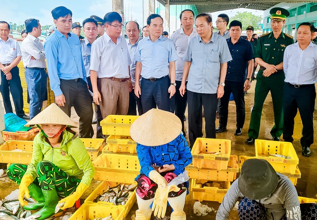 Phó Thủ tướng Chính phủ Trần Lưu Quang thăm hỏi ngư dân, kiểm tra tình hình thực hiện chống IUU tại Kiên Giang.