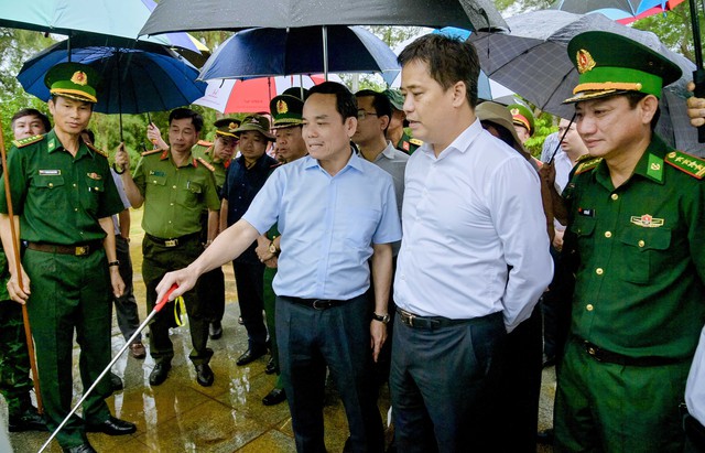 Phó Thủ tướng Chính phủ Trần Lưu Quang nghe Bộ chỉ huy Bộ đội Biên phòng tỉnh Kiên Giang báo cáo tình hình vùng biên giới.