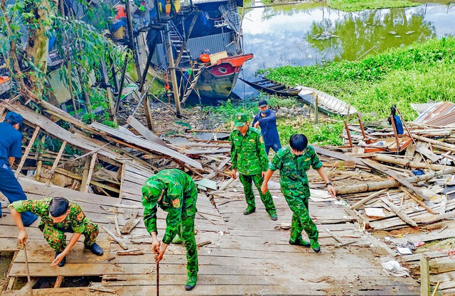 Cán bộ, chiến sĩ Đồn Biên phòng Nhơn Hưng giúp hộ gia đình Thương binh dựng lại nhà.