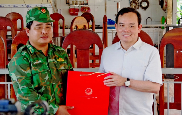 Phó Thủ tướng Chính phủ Trần Lưu Quang thăm, động viên, tặng quà cán bộ, chiến sĩ Đồn Biên phòng cửa khẩu Long Bình, Bộ đội Biên phòng An Giang.