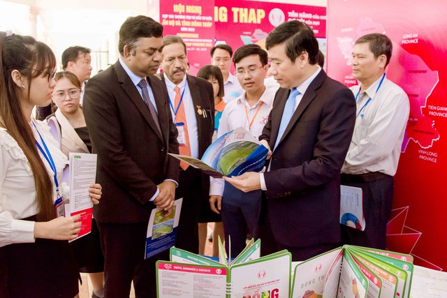 Chủ tịch UBND tỉnh Đồng Tháp, Phạm Thiện Nghĩa và Ngài Madan Mohan Sethi - Tổng lãnh sự quán Ấn Độ tại TP. Hồ Chí Minh tham quan các sản phẩm du lịch được trưng bày tại hội nghị.
