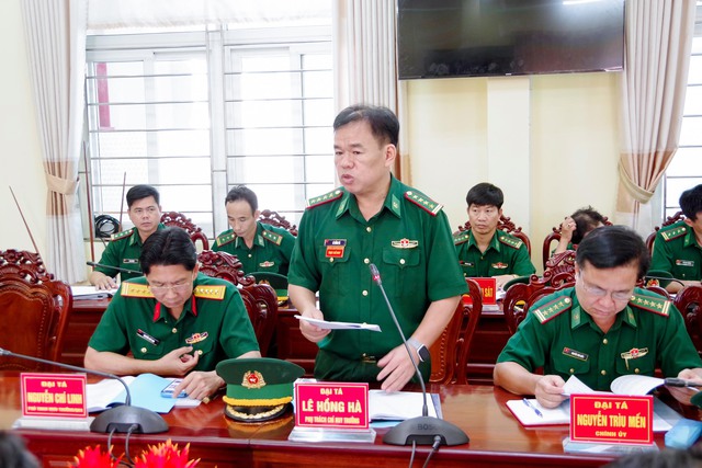 Đại tá Lê Hồng Hà, Phó Chỉ huy trưởng, Tham mưu trưởng BĐBP tỉnh Sóc Trăng báo cáo kết quả công tác quản lý bảo vệ biên giới của đơn vị với đoàn kiểm tra.
