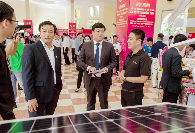 Bí thư Tỉnh ủy Đồng Tháp Lê Quốc Phong cùng Phó Chủ tịch UBND tỉnh Đồng Tháp Nguyễn Phước Thiện tham quan mô hình điện năng lượng được trưng bày tại hội nghị.