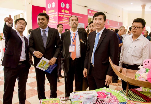 Lãnh đạo UBND tỉnh Đồng Tháp giới thiệu các sản phẩm du lịch trên địa bàn tỉnh cho Ngài Madan Mohan Sethi - Tổng lãnh sự quán Ấn Độ tại TP. Hồ Chí Minh.